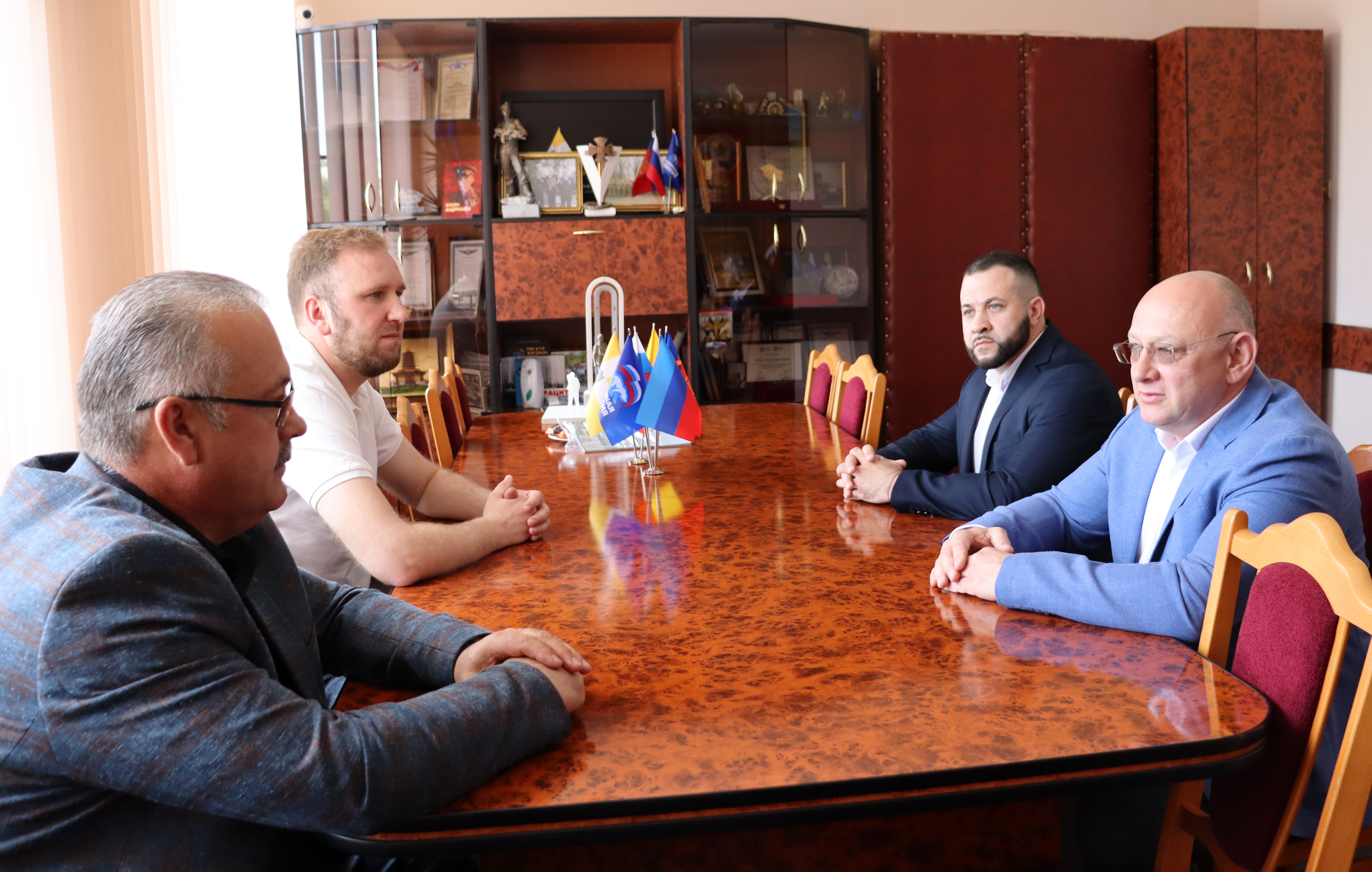 Уполномоченный по защите прав предпринимателей в Ставропольском крае Сергей Шишов посетил с рабочим визитом Администрацию Антрацитовского округа Луганской Народной Республики
