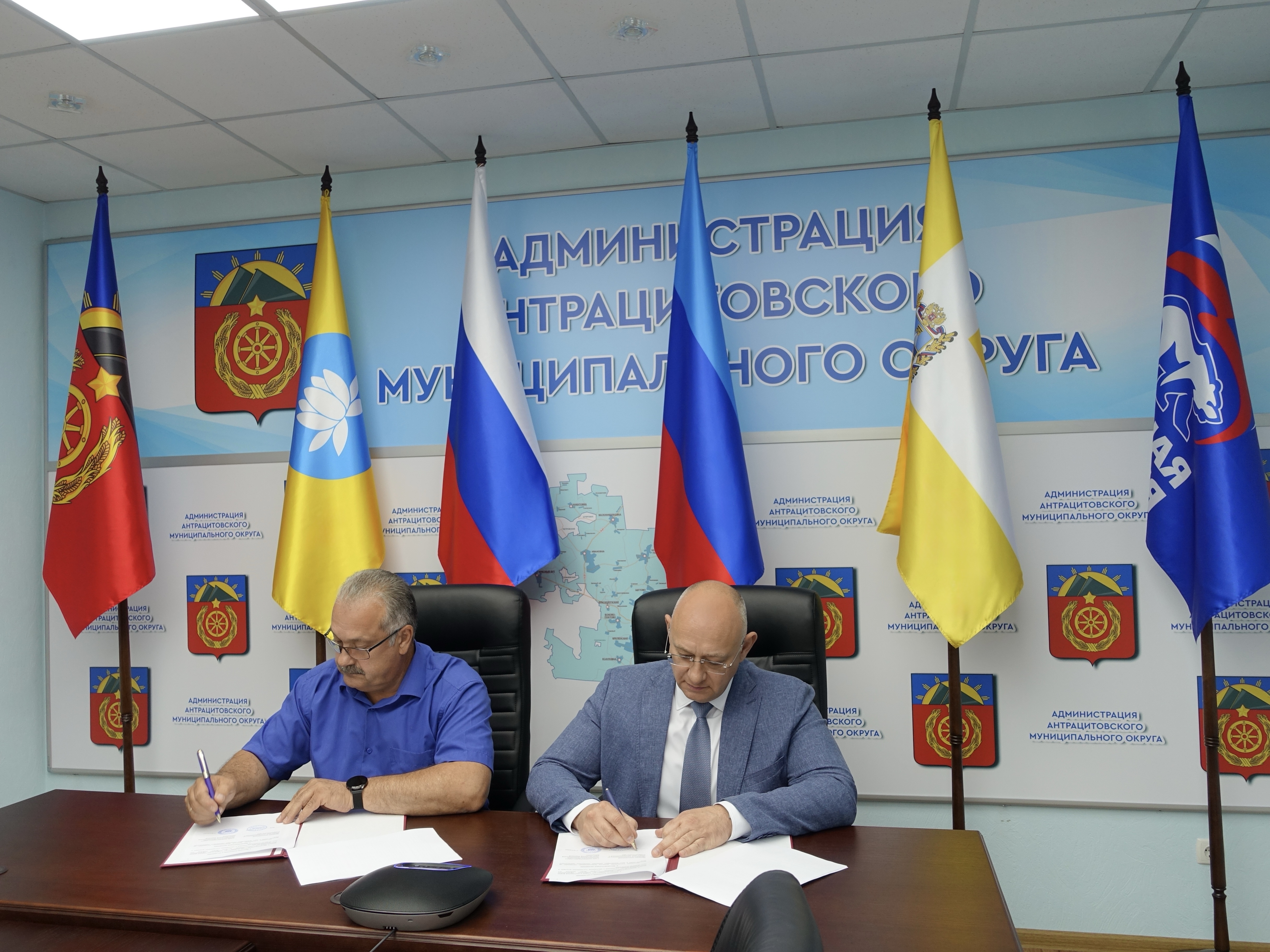 Уполномоченный по защите прав предпринимателей в Ставропольском крае Сергей Шишов заключил Соглашение о взаимном сотрудничестве с Главой администрации Антрацитовского округа Луганской Народной Республики Сергеем Саенко